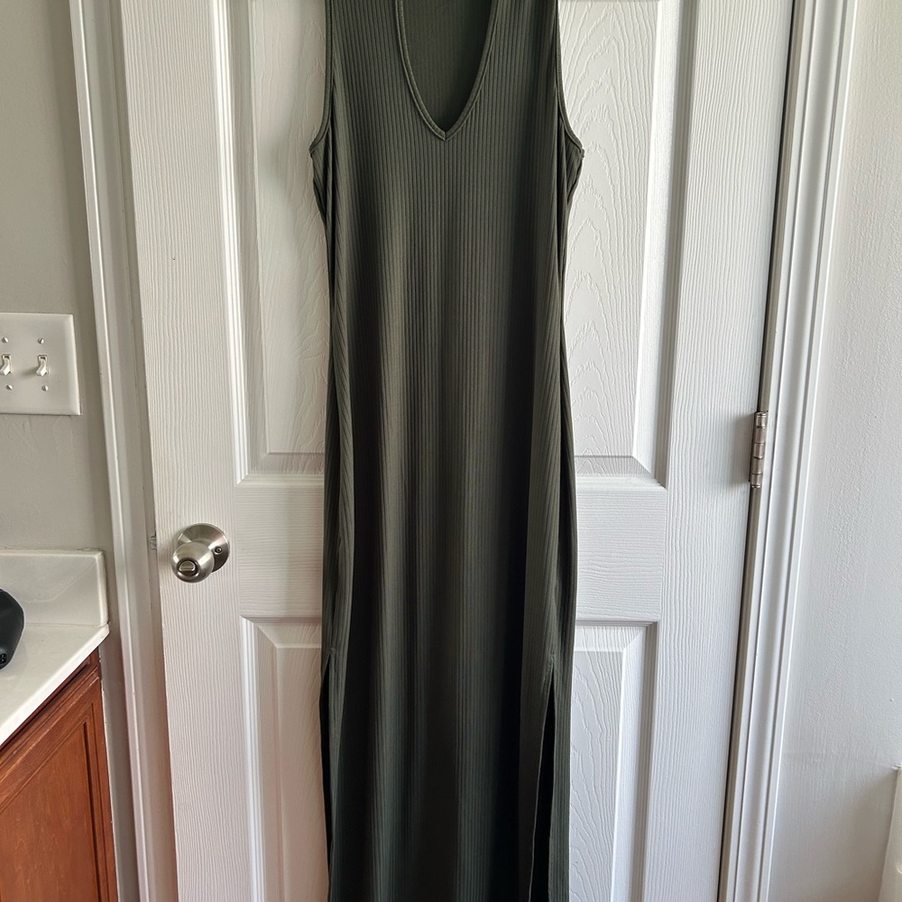 EARTHBOUND Green Sleeveless V-Neck Sheath Maxi Dress
